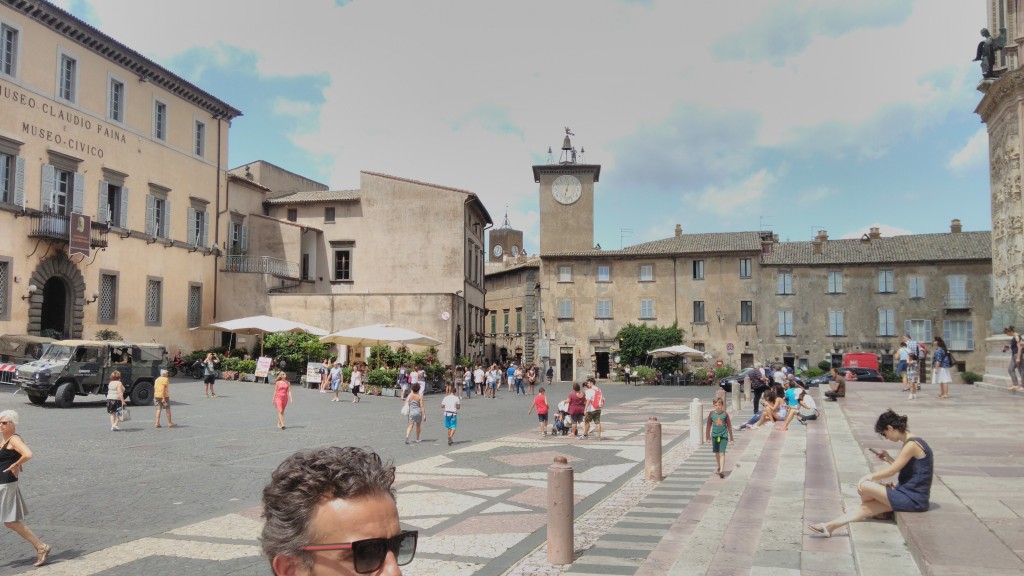 a praça central da cidade em frente à igreja magnífica de Orvieto
